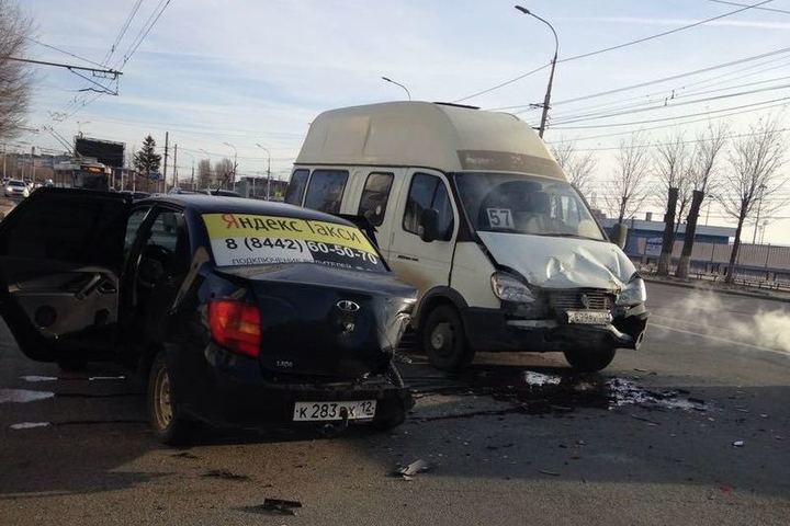 Николаевск волгоград маршрутка. Волга маршрутка. Маршрутка Волгоград фото. Маршрутное такси Волгоград. Таксопарк Волгоград Возрождение.