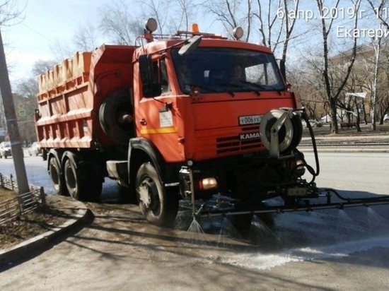 В Екатеринбурге начали мыть дороги и тротуары с помощью шампуня
