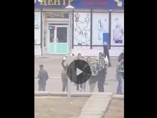 Волна фанов в белом снесла всех на пути: новое видео массовой драки в Обнинске