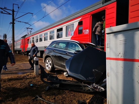 В Тверской области электропоезд столкнулся с иномаркой