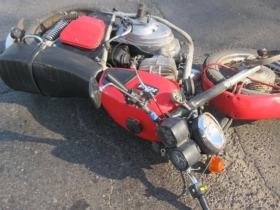 Серьёзные травмы получил мотоциклист в Ржеве, врезавшись в забор
