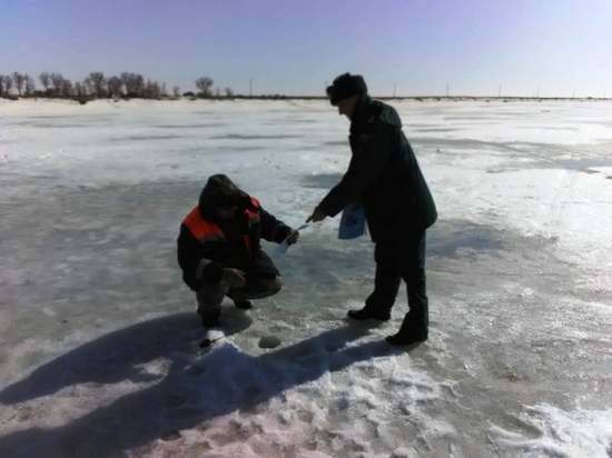 МЧС призывает алтайских рыбаков прекратить выходить на лед