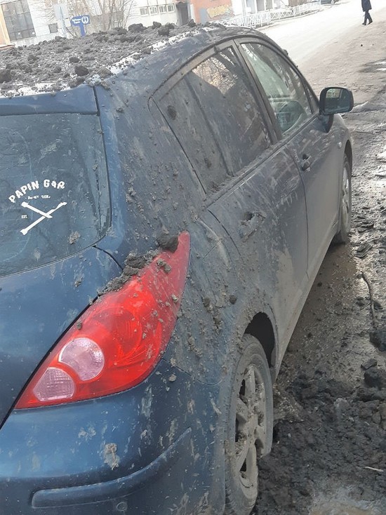В Ярославле из-за взрыва силового кабеля пострадал автомобиль