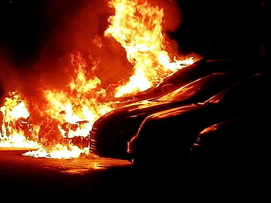 Ночью в Воронеже загорелись сразу четыре автомобиля