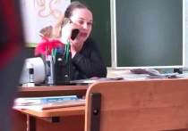 Общаясь по телефону прямо во время урока, учительница использовала ненормативную лексику