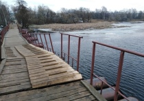 В городе Конаково Тверской области оперативно починили понтонный мост через реку Донховку