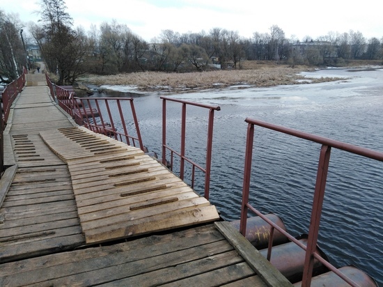 В Тверской области оперативно починили провисший понтонный мост