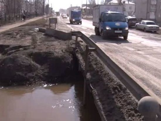 В Нововятске заделают ямы на мосту через Чумовицу
