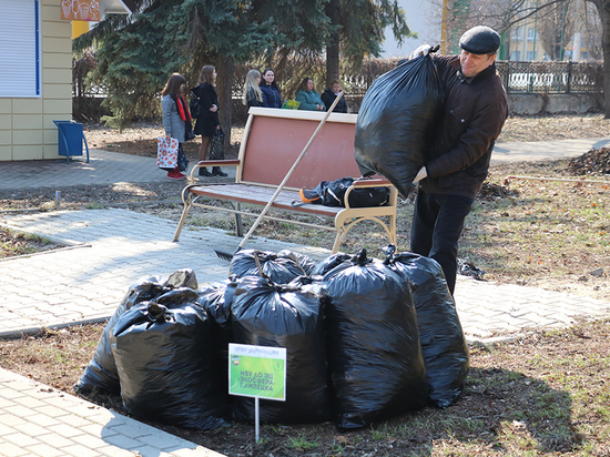 Липецкая «Весенняя неделя добра» открылась уборкой парка Быханов сад