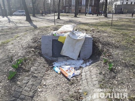 В Харькове засыпали мусором памятник бандеровцам
