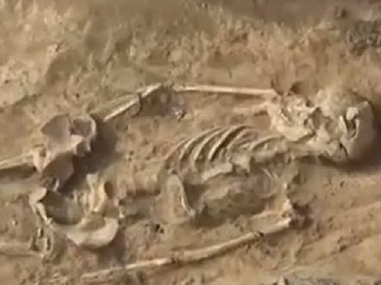 В Азове археологи обнаружили скелет с браслетами на руках