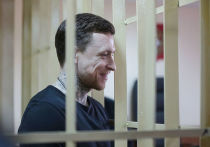 Футболист Павел Мамаев кратко пообщался с журналистами перед началом заседания в Пресненском суде Москвы, который начинает рассматривать дело против него и Александра Кокорина, а также их друзей