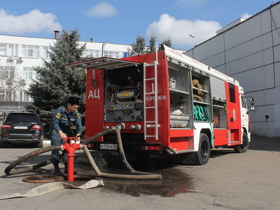  В Воронеже спасатели «тушили пожар» на мебельной фабрике