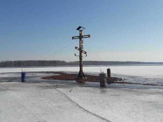 В Тверской области на месте бывшего храма поставили светящийся крест