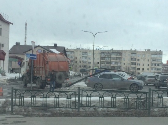 Фонарный столб раздавил машину в Ноябрьске