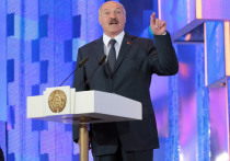 Президент Белоруссии Александр Лукашенко остался разочарован бурной реакцией на его слова о возможной победе Порошенко в выборах