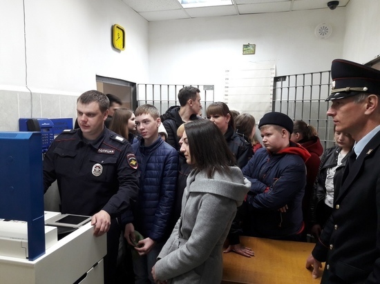 Курские полицейские показали школьникам быт арестованных