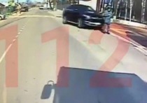 Телеграм-канал 112 разместил ролик, на котором видно, как на одной из улиц Воронежа водитель Mercedes преднамеренно сбивает курсанта академии МЧС