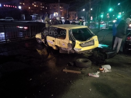 В Улан-Удэ пьяный таксист сбил стоявшего на крыльце банка мужчину