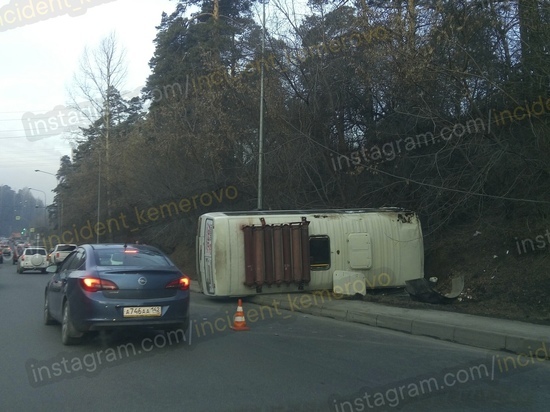 В Кемерове возле Кузнецкого моста перевернулась маршрутка