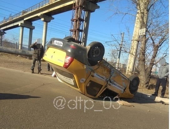 Такси-2: В Улан-Удэ перевернулся автомобиль для перевозки пассажиров