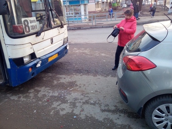 Пассажирский автобус врезался в иномарку в Тверской области