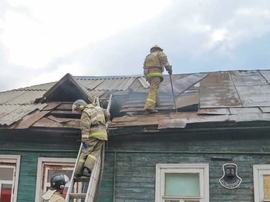 Пожарные в Смоленске отстояли четырехквартирный дом у огня