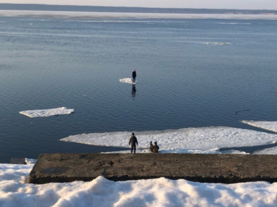 В Чебоксарах спасатели сняли парня с дрейфующей льдины