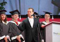 В выпускном классе председатель правительства Дмитрий Медведев получил двойку в четверти по одному из предметов