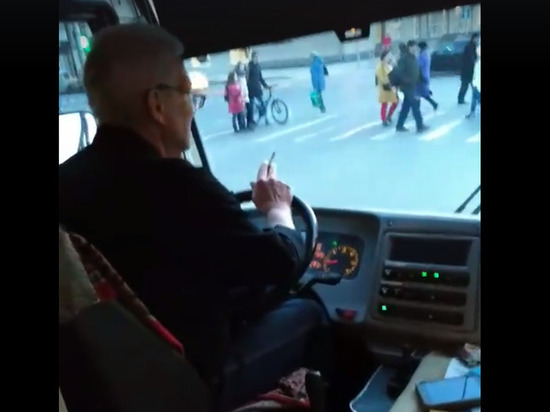 «Многофункциональный шофер»: в автобусе засняли водителя с телефоном и сигаретой