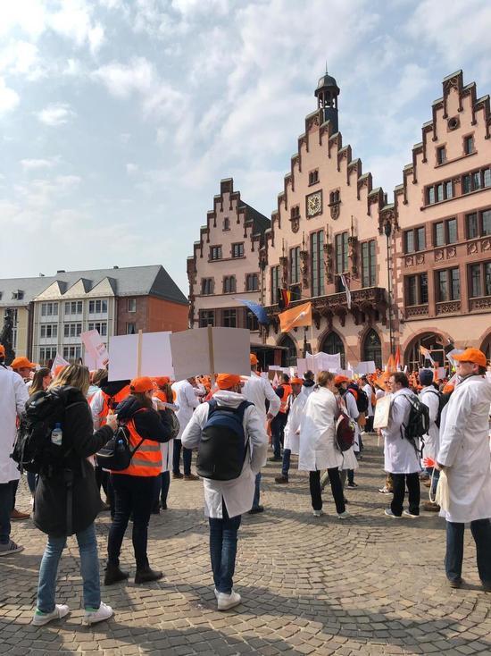 Германия: во Франкфурте 15.000 врачей вышли на улицы