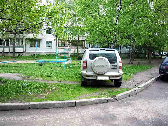 Оштрафовали 19 паркующихся на газонах автовладельцев в Ульяновске