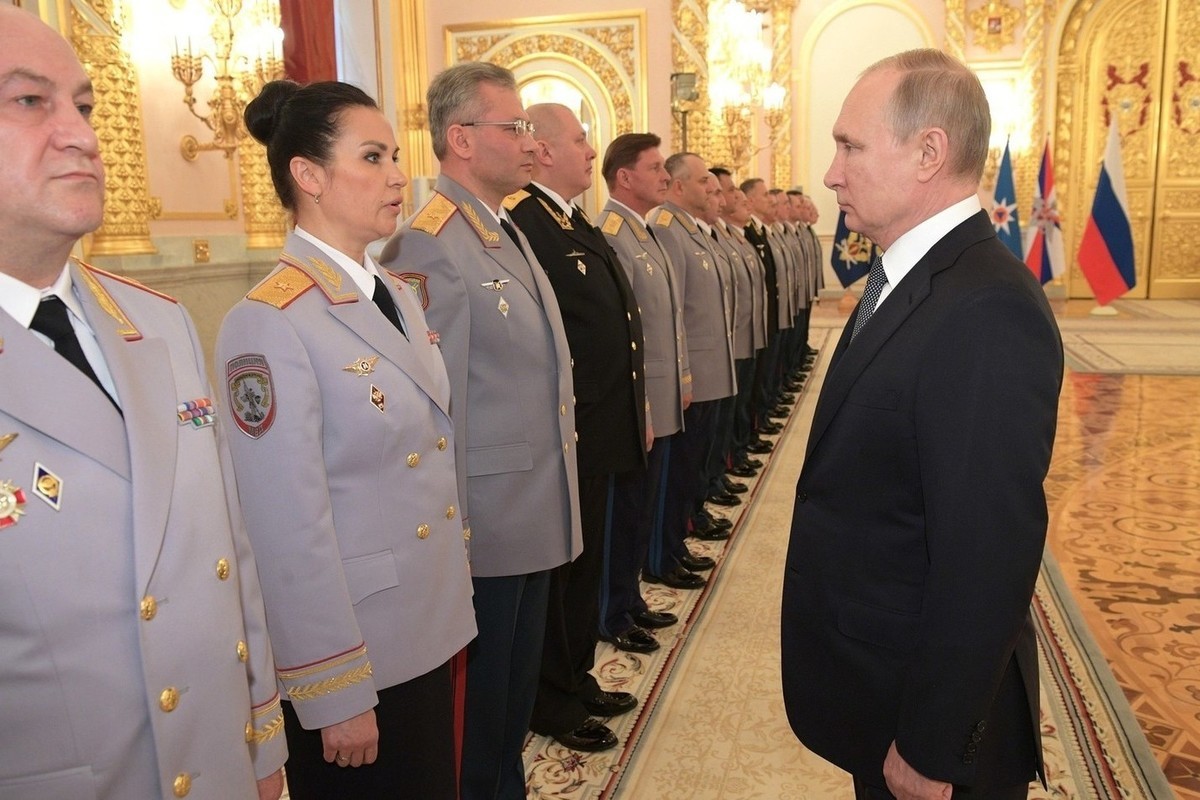 Путин награждает офицеров фото