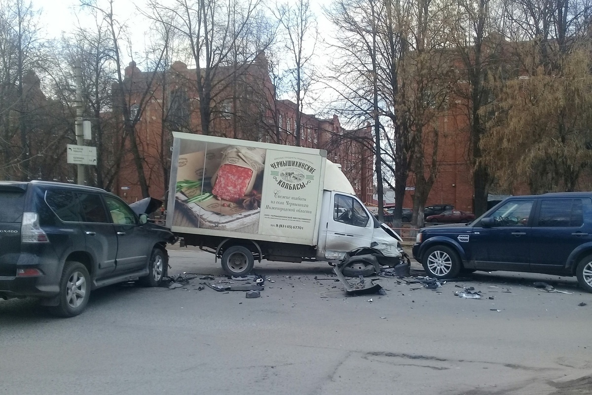 В Твери три машины попали в ДТП и парализовали движение в час пик - МК Тверь