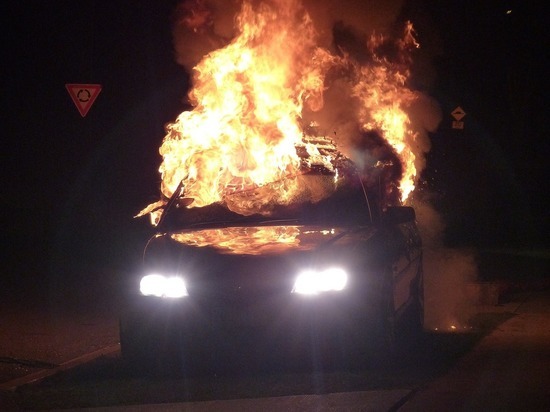 На Верхней Дуброве горел автомобиль