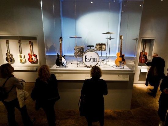Выставка о роке в его инструментах в Мет-музее