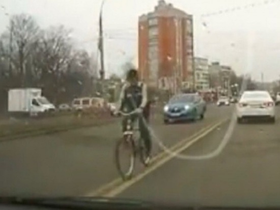 Ярославский велосипедист использовал  двойную сплошную вместо велодорожки