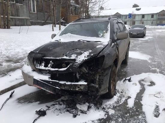 В Ноябрьске подожгли припаркованный Lexus