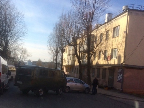 В Смоленске около школы номер 22 произошло ДТП, проезд затруднен