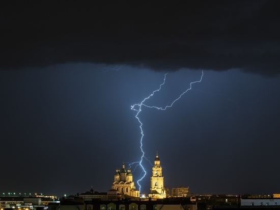 Астраханец сфотографировал молнию на фоне Кремля