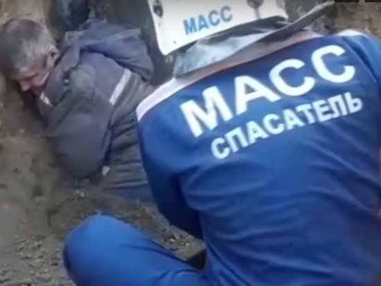 Видео: рабочего засыпало грунтом во время ремонта теплотрассы в Новосибирске
