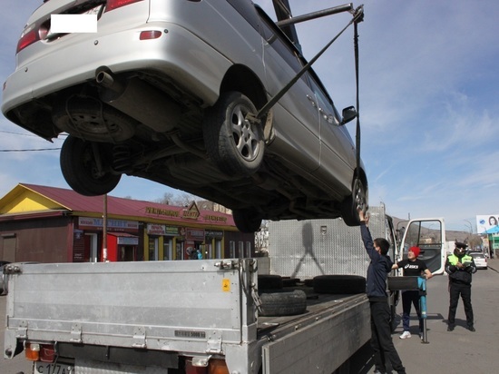 Госавтоинспекция Тувы пытается бороться с несанкционированной парковкой автомашин