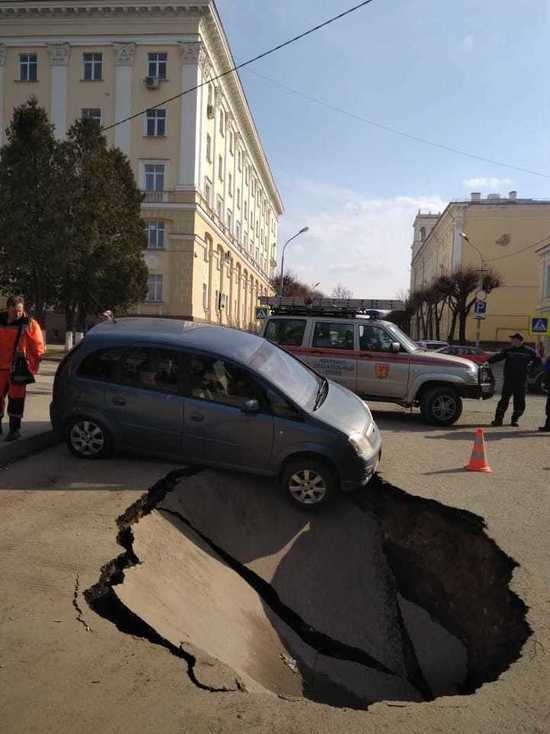 В центре Смоленска обрушился асфальт, в дыру чуть не угодила иномарка