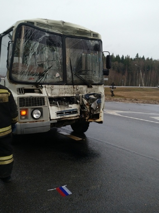 Автобус столкнулся с большегрузом под Калугой