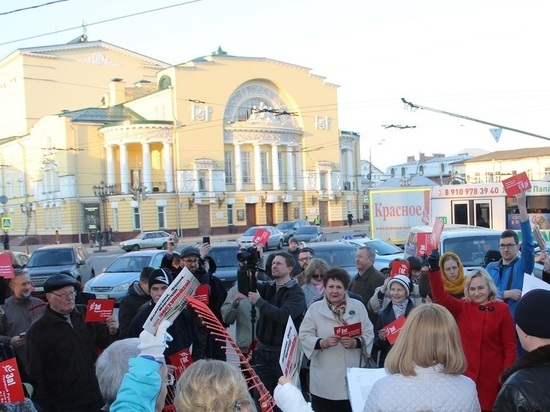 Митинг-субботник ярославских коммунистов у Волковского театра состоялся