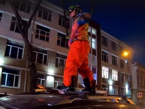 За катание сноубордиста на крыше авто оштрафовали иркутских блогеров