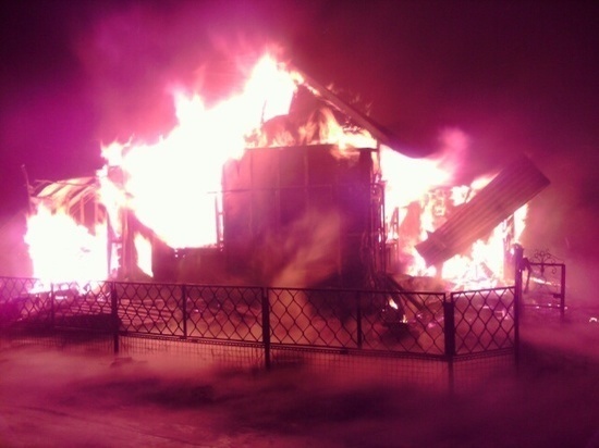 Неблагодатный огонь: сгоревший под Тулой дом «раздал» пламя двум соседним