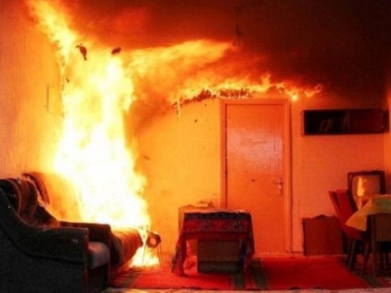 Тверские пожарные спасли пенсионерку из горящей квартиры на пятом этаже