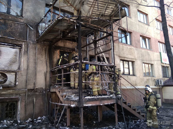 Серьезный пожар произошел в многоэтажке в Кемерове