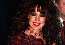 Популярная в 90-е годы певица Азиза сообщила о намерении выйти замуж, причем этот брак станет для артистки первым официальным